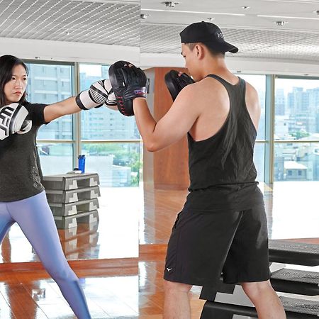 Windsor Hotel Tchaj-čung Exteriér fotografie A woman and a man training in a gym