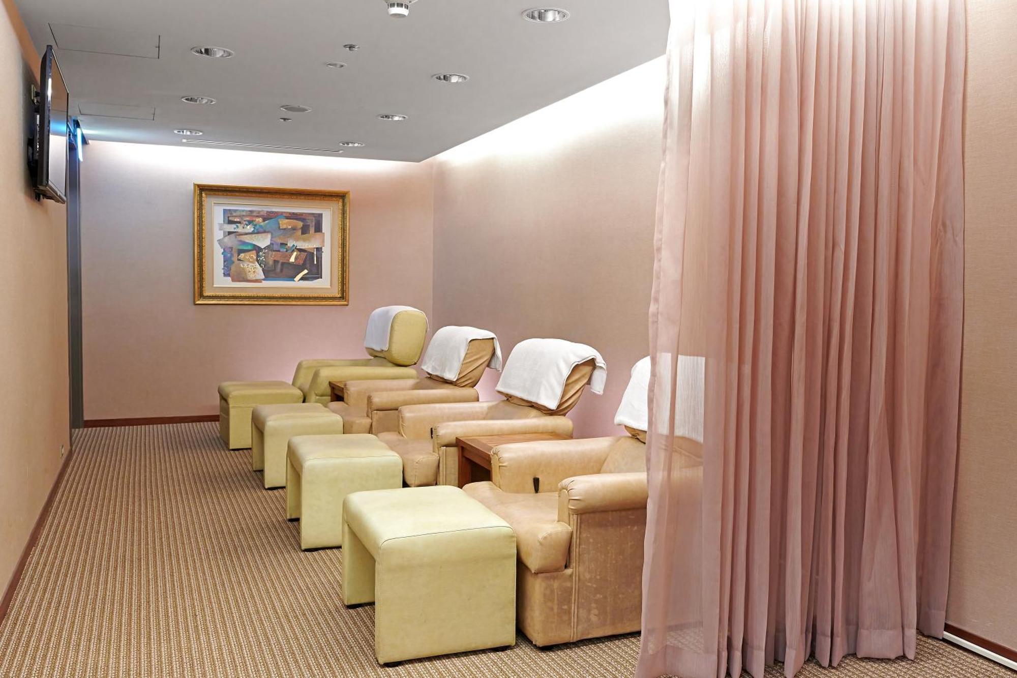 Windsor Hotel Tchaj-čung Exteriér fotografie A foot massage parlor in Hong Kong