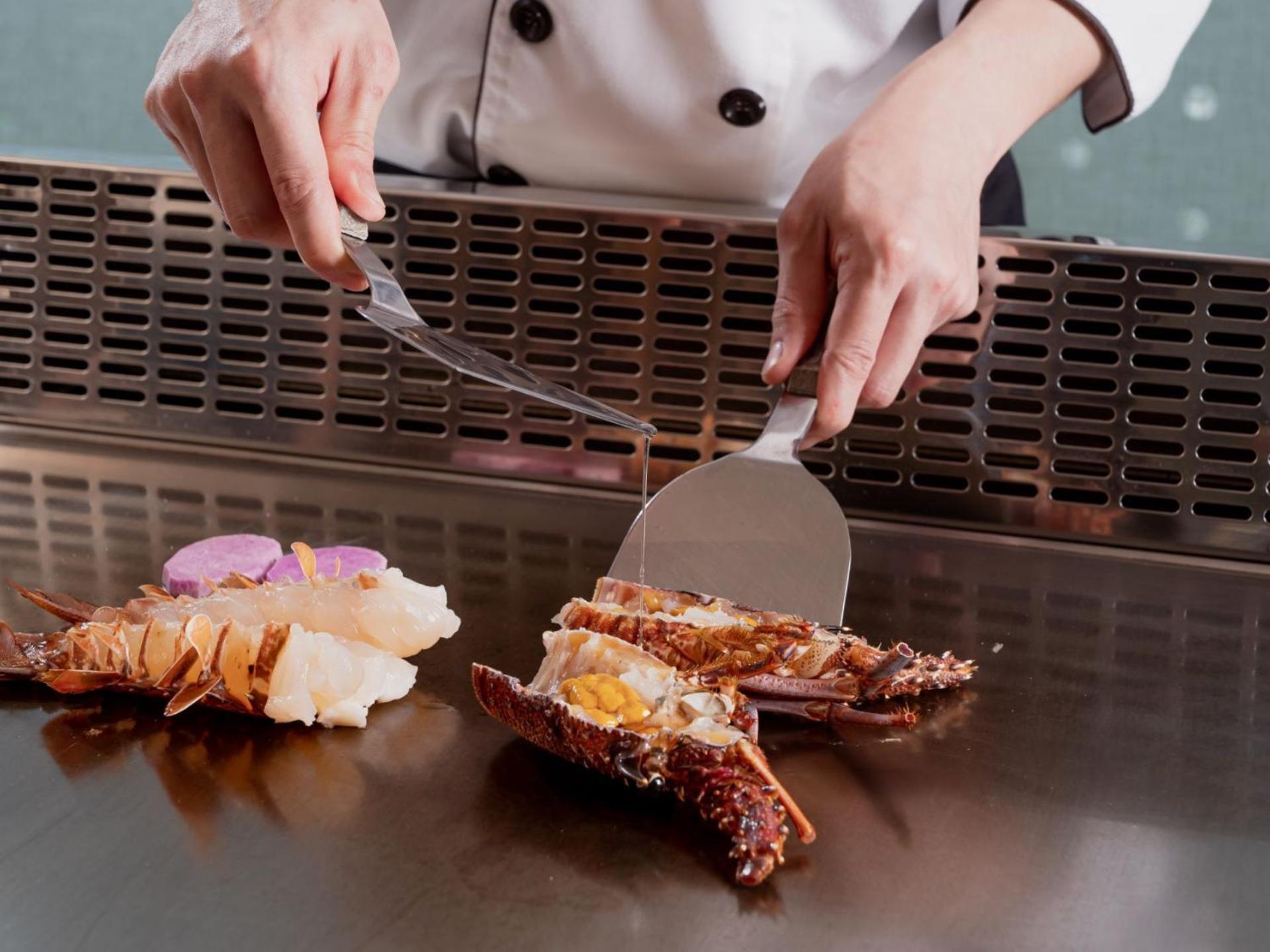 Windsor Hotel Tchaj-čung Exteriér fotografie A chef using a fish knife to fillet a lobster