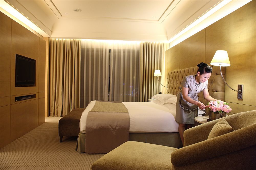 Windsor Hotel Tchaj-čung Exteriér fotografie A hotel maid making a bed