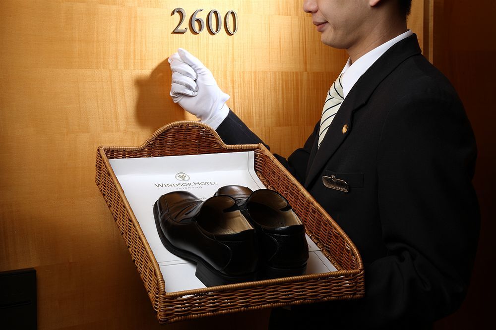 Windsor Hotel Tchaj-čung Exteriér fotografie A bellboy delivering shoes to a guest