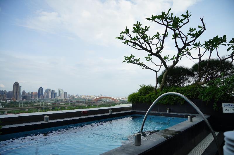 Windsor Hotel Tchaj-čung Exteriér fotografie The pool at the top of the hotel
