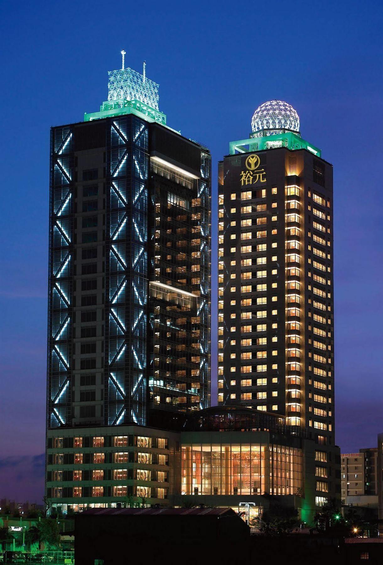 Windsor Hotel Tchaj-čung Exteriér fotografie The hotel at night